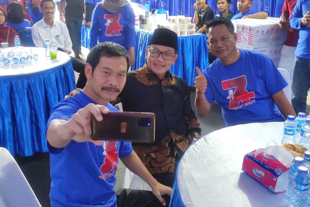 Wali Kota Malang, Sutiaji, diapit CEO Memo X Group, Prayogi Pangestu (kanan) dan Penasehat Memo X, Sucipto. (rhd) - Wali Kota Malang Sampaikan Ini dalam HUT ke-7 Memo X