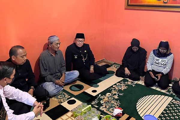 Wali Kota Malang, Sutiaji, saat melakukan takziah di salah satu rumah duka. (bim) - Walikota Malang Takziah Sisir Rumah Duka Korban Tragedi Kanjuruhan