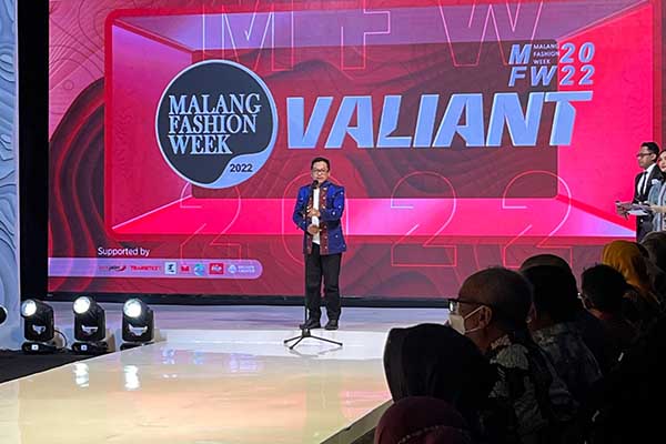 Wali Kota Malang, Sutiaji, saat memberikan sambutan dalam Malang Fashion Week 2020. (bim) - Sutiaji Sebut Gelaran Malang Fashion Week 2022 Jadi Penguatan Pertumbuhan Ekonomi Kreatif