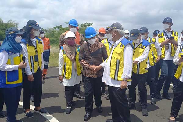 Wali Kota Malang, Sutiaji, saat mendampingi Menteri PUPR meninjau TPA Supit Urang. (bim) - Menteri PUPR Apresiasi TPA Supit Urang, Wali Kota Malang Rencanakan Ini