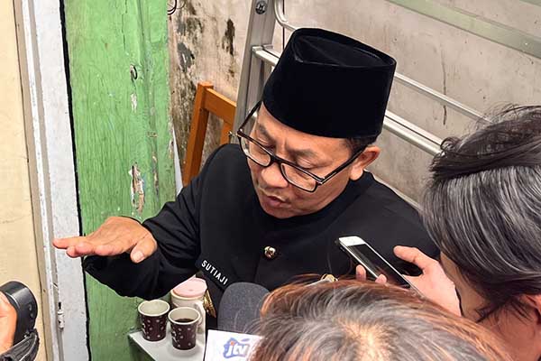 Wali Kota Malang, Sutiaji, saat menjawab pertanyaan awak media. (bim) - Walikota Malang Takziah Sisir Rumah Duka Korban Tragedi Kanjuruhan