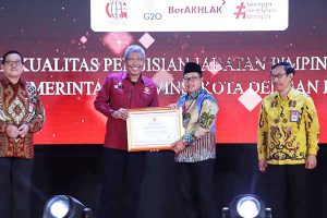 Wali Kota Malang menerima penghargaan Kualitas Pengisian JPT 2021 dengan Predikat Baik. (ist) - Wali Kota Malang Raih Penghargaan Kualitas Pengisian JPT 2021 dengan Predikat Baik