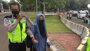 Wanita berpistol di depan Istana Negara. (ist) - Wanita Todongkan Pistol ke Paspamres Depan Istana Merdeka Berhasil Diamankan