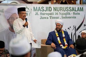 Wawali Batu Punjul Santoso bersama Syekh Sayyid Ashraf Hamid Hasanain Al Ashari. (ist) - Wawali Batu Hadiri Peringatan Maulid Nabi di Masjid Nurussalam