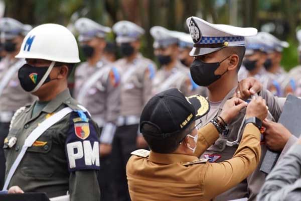 Wawali Batu, Punjul Santoso menyematkan pita tanda petugas operasi Zebra Semeru 2022. (ist) - Polres Batu Berlakukan Operasi Zebra Semeru, Ini yang Patut Diperhatikan