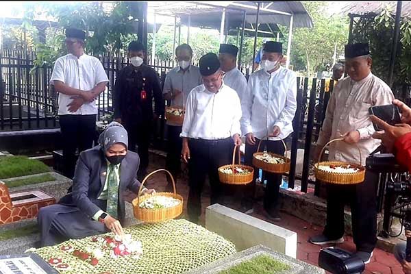 Ziarah ke makam Wali Kota Batu pertama alm H. Imam Kabul. (ist) - BuDe Doakan Para Pendahulu Kota Batu