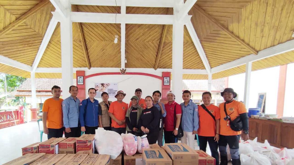 bantuan pwi dan empat lembaga kepada korban bencana alam di malang selatan ok