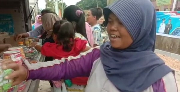 warga sambut gembira adanya pasar murah di desa ngantru kecamatan kasiman