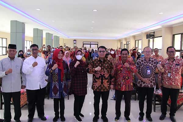 Ahmad Basarah bersama masyarakat peserta Dengar Pendapat Masyarakat (DPM). (ist) - Cegah Radikalisme Dunia Kesehatan, Ahmad Basarah: Nakes Dibekali Vaksin Ideologi