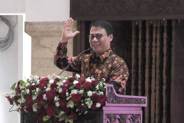 Ahmad Basarah menyampaikan edukasi hadapi oknum wartawan. (ist) - Basarah Gandeng PWI, Edukasi Kades dan Lurah Hadapi Oknum Wartawan