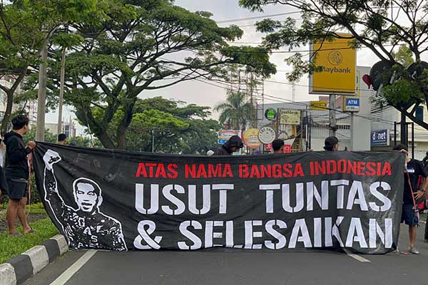 Aksi Damai Aremania Lowokwaru, di Jalan Soekarno Hatta. (bim) - Usut Tuntas Tragedi Kanjuruhan, Aremania Aksi Damai di Penjuru Malang Raya