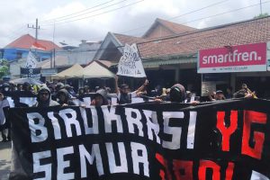 aksi damai ratusan aremania di kejari kabupaten malang 1