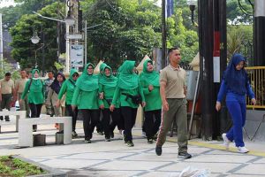 Anggota Kodim 0833 jalan sehat untuk jaga kebugaran. (ist) - Anggota Kodim 0833 Jalan Sehat untuk Jaga Kebugaran