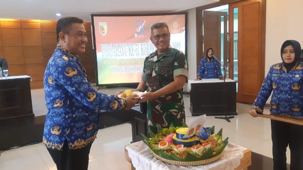 aspers kasdam brawijaya potong tumpeng untuk pns