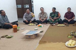 Babinsa Buring komsos bersama warga binaan ciptakan suasana kondusif. (ist) - Melalui Komsos, Babinsa Buring Interaksi Bersama Warga Binaan Ciptakan Suasana Kondusif