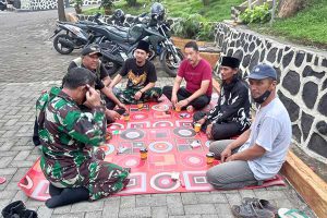 Babinsa Kedungkandang pererat hubungan dengan Ponpes Roudhotul Ikhsan Assalafiyah. (ist) - Babinsa Kedungkandang Komsos Bersama Ponpes Roudhotul Ikhsan Assalafiyah