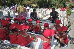 Babinsa Klojen bersama siswa TK tabur bunga di TMP Suropati. (ist) - Wujud Penghormatan, Babinsa Klojen Bersama Siswa TK Tabur Bunga di TMP Suropati