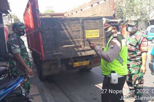 Babinsa Kodim 0833 terus tingkatkan operasi penyekatan PMK. (ist) - Babinsa Kodim 0833 Terus Tingkatkan Operasi Penyekatan PMK