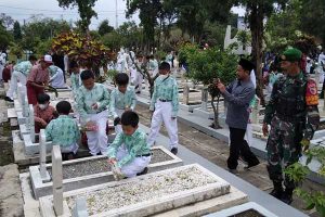 Babinsa Penanggungan dampingi siswa SDN Kota Lama 2 dan 5 ziarah di TMP Suropati. (ist) - Babinsa Penanggungan Dampingi Siswa SDN Kota Lama 2 dan 5 Ziarah di TMP Suropati