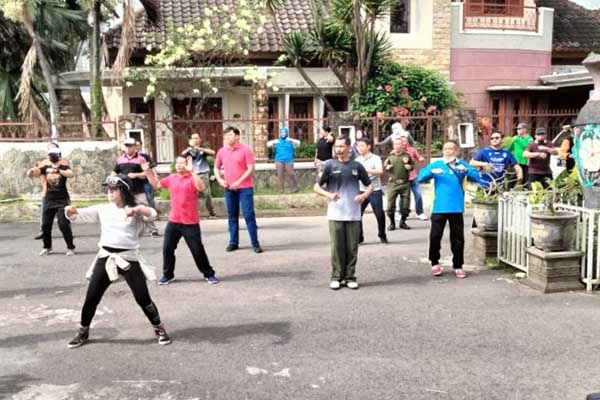 Babinsa Penanggungan senam bersama warga binaan. (ist) - Jalin Sinergisitas Babinsa Penanggungan Senam Bersama Warga Binaan