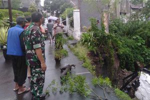 Babinsa Pisangcandi tinjau jembatan rusak akibat tanah longsor. (ist) - Babinsa Pisangcandi Tinjau Jembatan Rusak Akibat Tanah Longsor