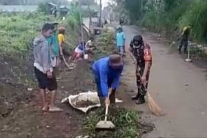 Babinsa Tlogowaru karya bakti bersama warga. (ist) - Wujudkan Kemanunggalan TNI-Rakyat, Babinsa Tlogowaru Karya Bakti Bersama Warga