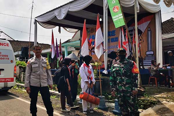 Babinsa Wonokoyo saat pengamanan Penutupan Jambore Pramuka Patriot NKRI. (ist) - Babinsa Wonokoyo Lakukan Pengamanan Penutupan Jambore Pramuka Patriot NKRI
