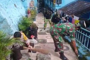 Babinsa gotong royong bersama warga Kidul Dalem bersihkan lingkungan. (ist) - Babinsa Gotong Royong Bersama Warga Kidul Dalem Bersihkan Lingkungan