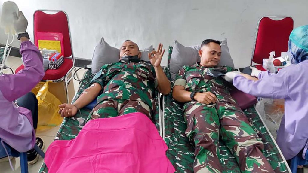 DONOR DARAH: Bakti sosial donor darah bekerjasama dengan PMI Kota Malang yang diikuti oleh seluruh prajurit dan PNS Korem 083/Bdj, Selasa (22/11) - Peringati HUT ke-59, Korem 083/Bdj Gelar Donor Darah