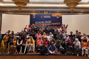 Bawaslu Kota Malang dengan para peserta Sosialisasi Pengawasan Pemilu Partisipatif bersama Penyandang Disabilitas. (bim) - Bawaslu Kota Malang Sosialisasi Pengawasan Pemilu Partisipatif Bersama Penyandang Disabilitas