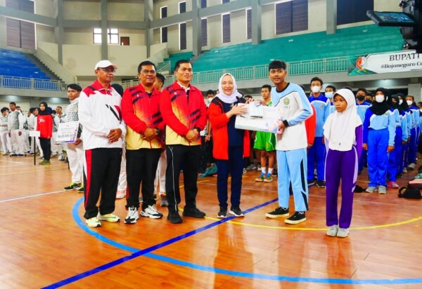 bupati bojonegoro serahkan bonus bagi peraih medali porprov jatim