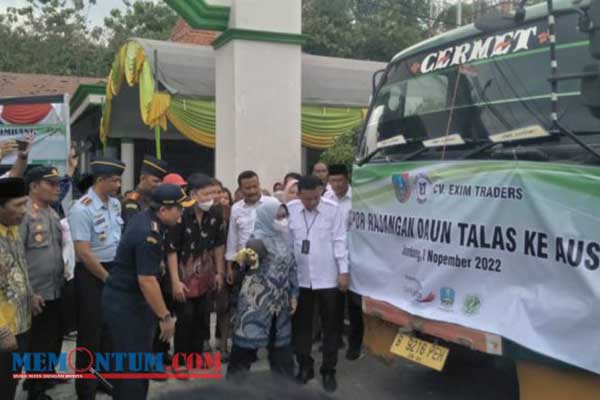 DAUN: Bupati Jombang Hj.Mundjidah Wahab, melepas ekspor perdana daun talas ke Australia. (wis) - Pengganti Tembakau, Jombang Ekspor Perdana Daun Talas ke Australia
