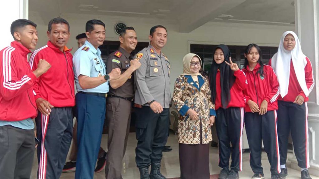 Bupati Jombang, Hj. Mundjidah saat memberangkatkan kontingrn POPDA. (ful) -