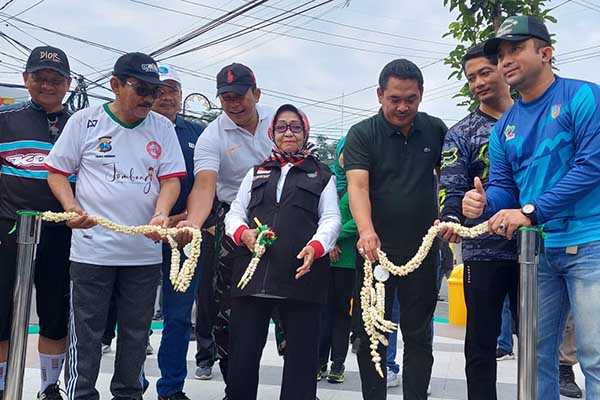 Bupati Jombang resmikan Taman informasi dan kampanye pembatasan plastik sekali pakai di Taman Informasi Jalan Wachid  Jombang, Minggu (20/11/2022). (ful) - Bupati Resmikan Taman Informasi dan Kampanyekan Pembatasan Plastik Sekali Pakai