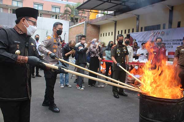 Dandim 0833 hadiri pemusnahan barang bukti Narkoba di Polresta Kota Malang. (ist) - Dandim 0833 Hadiri Pemusnahan Barang Bukti Narkoba di Polresta Kota Malang