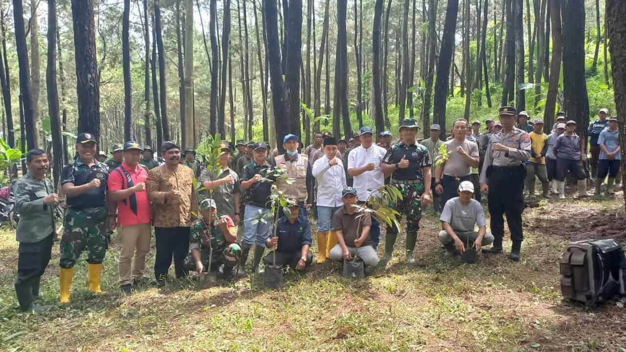 danrem 082 cpyj tanam pohon produktif