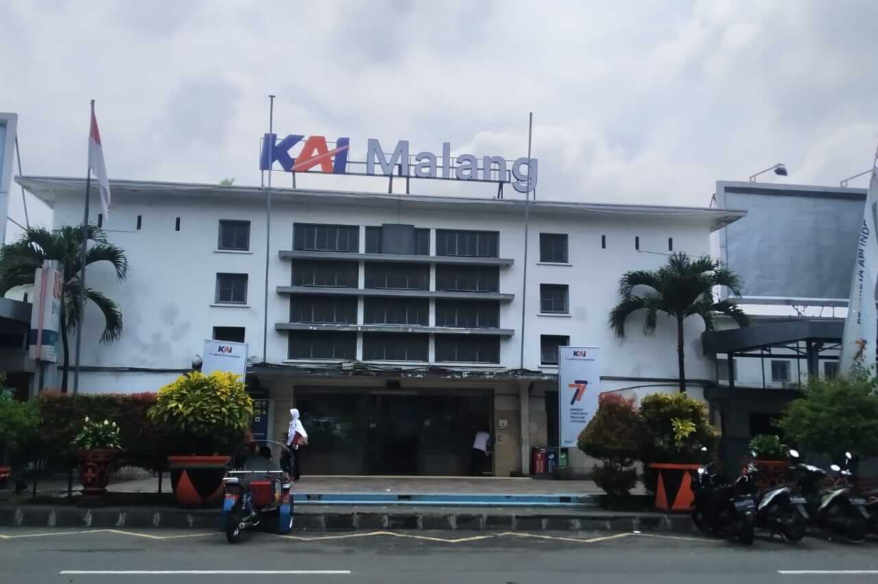 depan stadiun stasiun kai kota baru kota malang
