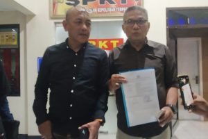 devi athok didampingi kuasa hukumnya imam hidayat setelah melapor ke polres malang.