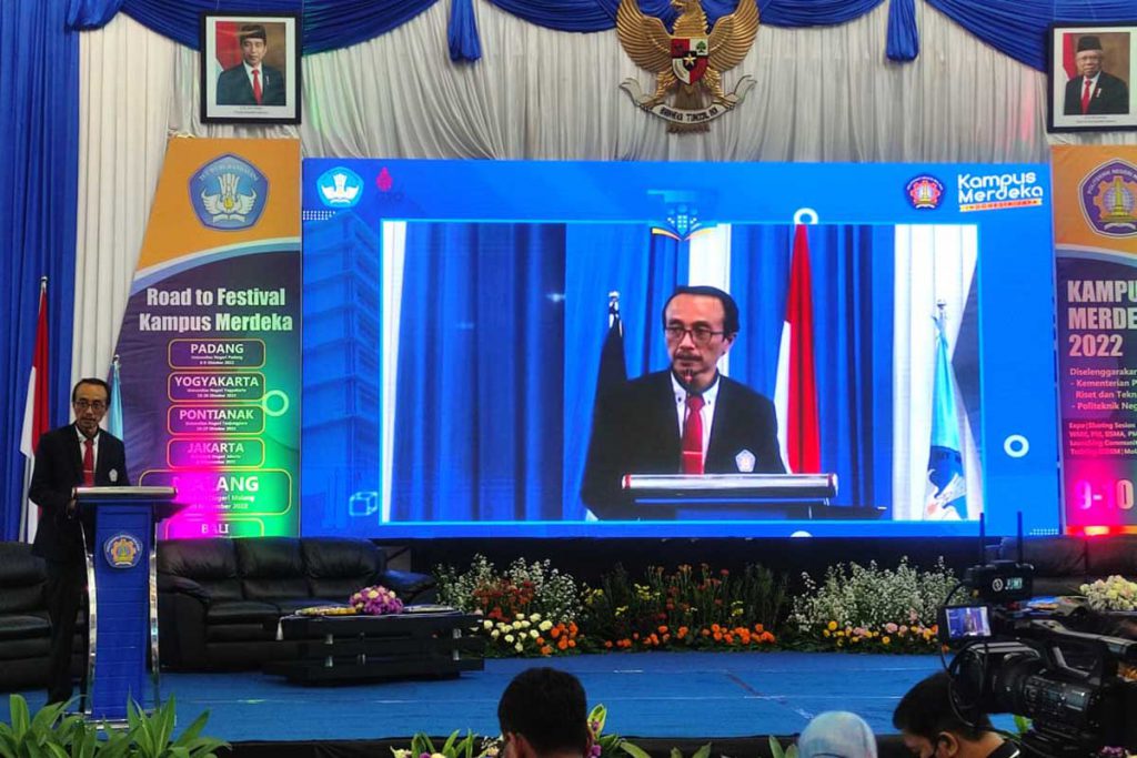 Direktur Polinema, Supriatna Adhisuwignjo ST MT, saat pidato sambutan. (rhd) - Kampus Merdeka Fair Polinema Ajang Peningkatan Kuantitas dan Kualitas SDM melalui MBKM