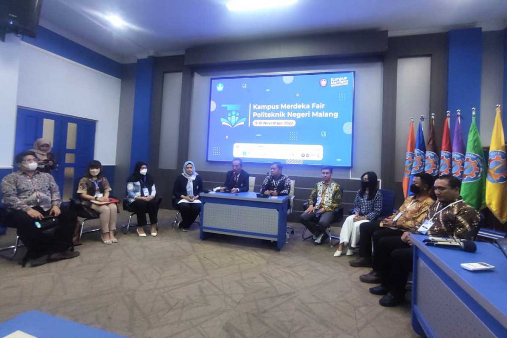 Direktur Polinema dan jajaran penanggung jawab program unggulan MBKM, saat menjawab pertanyaan awak media. (rhd) - Kampus Merdeka Fair Polinema Ajang Peningkatan Kuantitas dan Kualitas SDM melalui MBKM