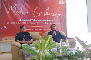 Divisi Sosialisasi, Pendidikan Pemilih, Partisipasi Masyarakat dan SDM KPU Kabupaten Malang, Mahendra Pramudya Mahardika saat menyampaikan materi. (ws6) - Tekan Angka Golput, KPU Kabupaten Malang Sosialisasi Gandeng Media Massa