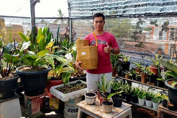 Erick dan tanaman yang dikembangkannya sejak Pandemi covid-19. (dik) - Permintaan Tanaman Hias Anthurium Menurun di Musim Hujan