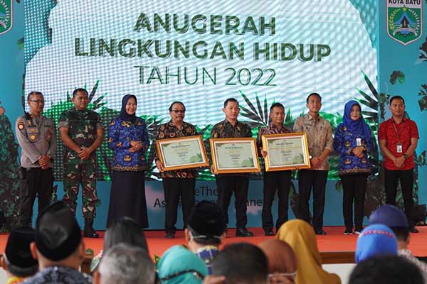 Foto bersama dalam kegiatan Anugerah Lingkungan Hidup tahun 2022 Pemkot Batu. (ist) - Anugerah Lingkungan Hidup 2022, Penghargaan Pemkot Batu untuk Masyarakat Peduli Lingkungan