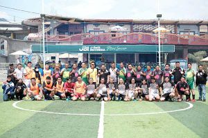 Foto bersama tim sepakbola Mini Awak Media dan tim dari Polres Batu. (ist) - Semarakkan Porwanas 2022, Polres Batu Bertanding Sepakbola dengan Awak Media
