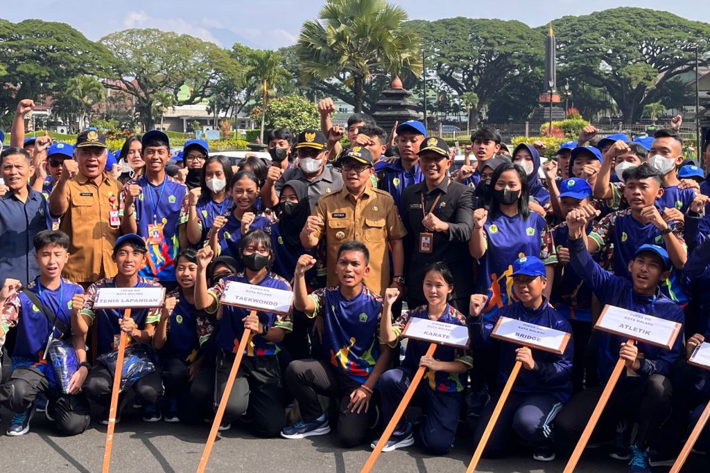 Lepas Kontingen POPDA XIII Jatim, Wali Kota Sutiaji Sampaikan Tiga Hal 1 Wali Kota Malang, Sutiaji, berfoto bersama dengan para atlet yang akan bertanding di POPDA XIII Jawa Timur. (bim)