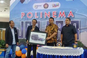 Penerimaan secara simbolis hibah engine dan transmisi Scania, dari PT Kalimantan Prima Persada kepada Polinema. (rhd)