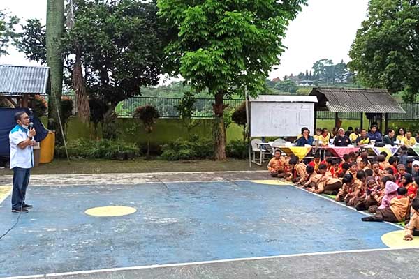 Ketua KONI Kota Batu, Mahfud, memberikan pengarahan pada siswa SD Songgokerto 3. (ist)