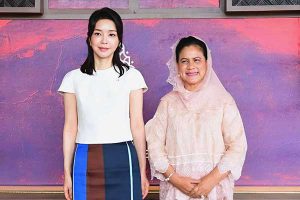 Ibu negara Iriana Jokowi dan Kim Kun Hee. (ist) - Foto Ibu Iriana Jokowi Diolok Netizen, Gibran Tak Akan Laporkan