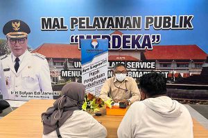 Ilustrasi, masyrakat saat mengurus izin di Mal Pelayanan Publik. (bim) - DPRD Sarankan Mal Alun-Alun Kota Malang Dijadikan MPP Sepenuhnya