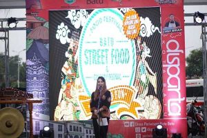 Istri Wagub Jatim, Arumi Bachsin Emil Darkak membuka Batu Street Food Festival ke-5. (ist) - Arumi Bachsin Resmikan Batu Street Food Festival ke-5